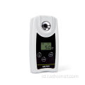 Lab hand dipegang brix meter portabel digital refractometer